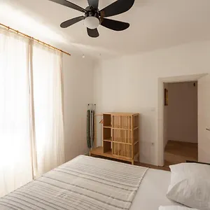 Apartment With Private Parking, Pula